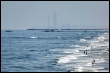 Kste des Gazastreifens mit provisorischem Pier und Kraftwerk Rutenberg im Hintergrund (AFP)